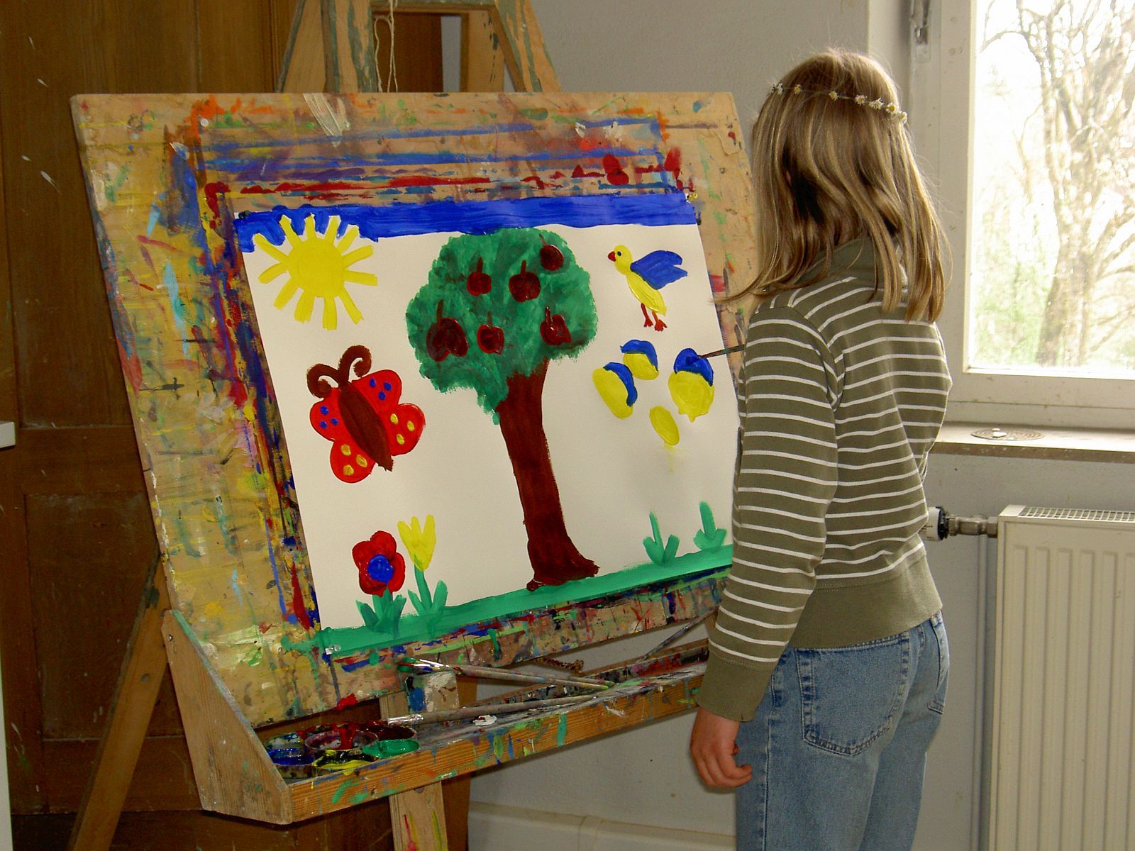  Mädchen malt ein Bild 