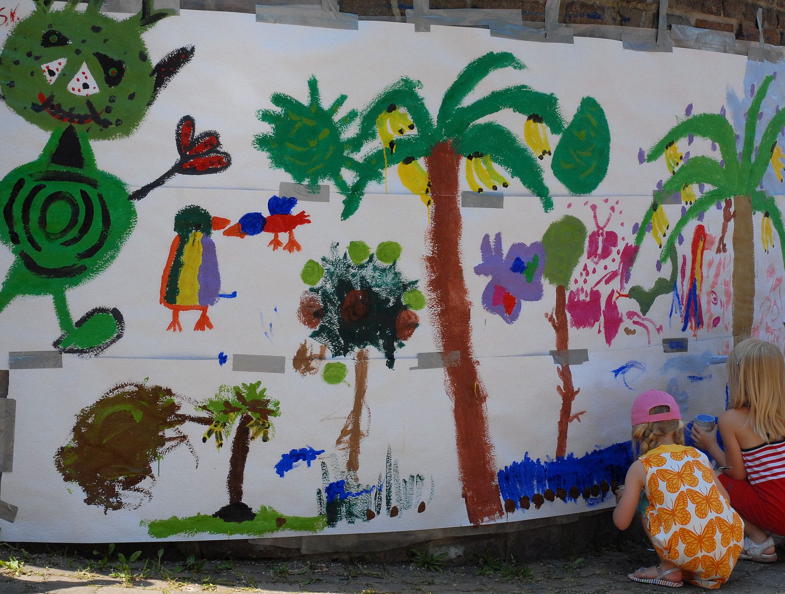  Kinder malen an der Wand 