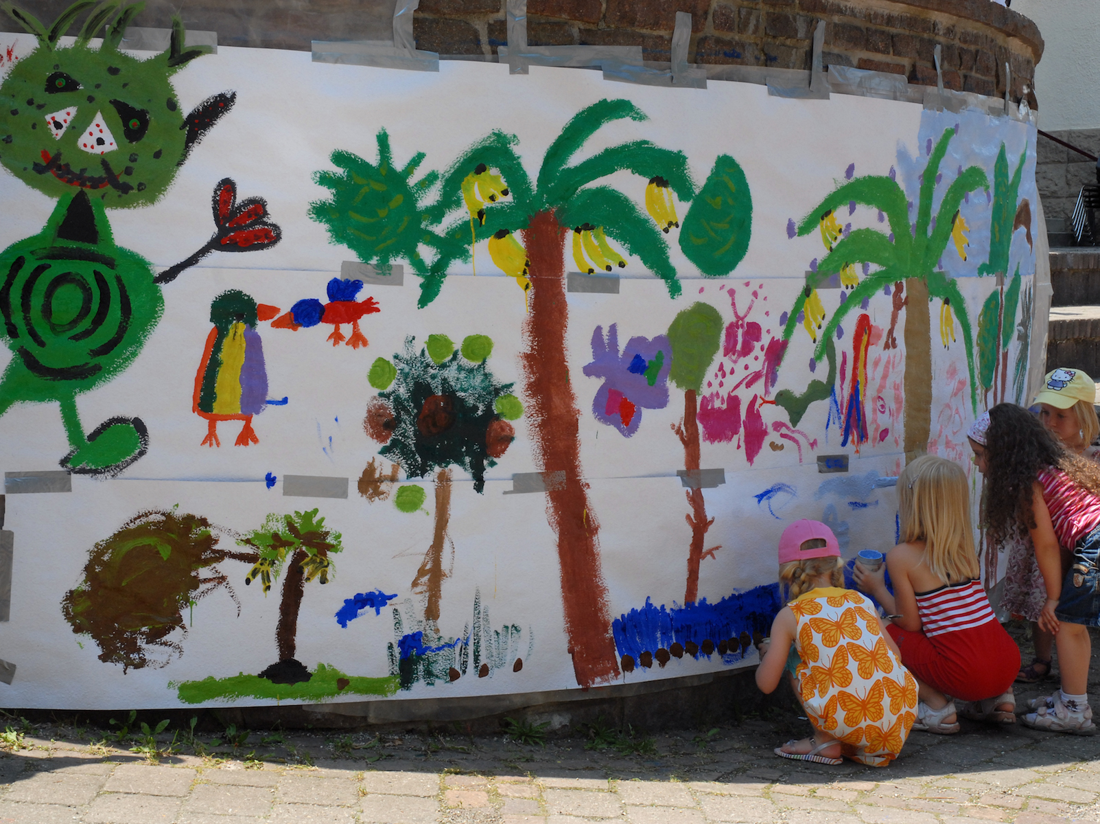 Kinder malen ein Bild 